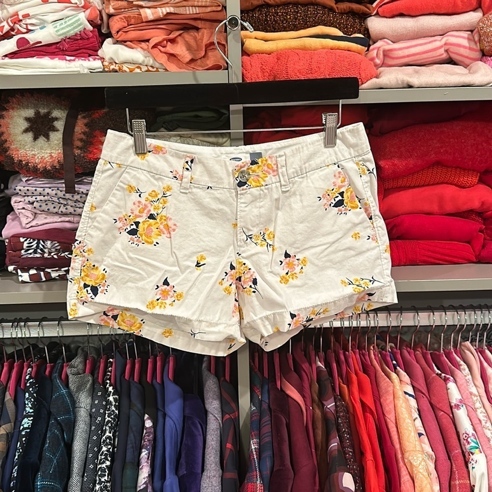 Old Navy cream with peach/pink/navy flowers print shorts size 2